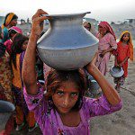 Vízhordó lány Pakisztánban