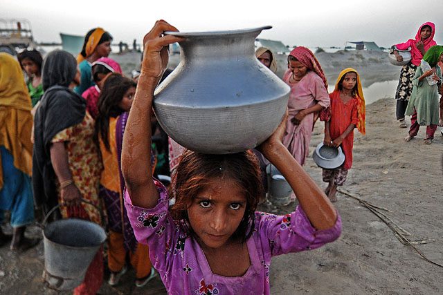 Vízhordó lány Pakisztánban